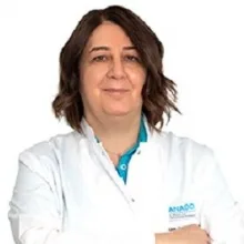 Dt. Güzin Yetgin Dayıoğlu — Diş Hekimi, Kadıköy, İstanbul. Portre fotoğrafı.