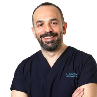 Op. Dr. Gökay Günay — Göz Hastalıkları, İstanbul. Portre fotoğrafı.