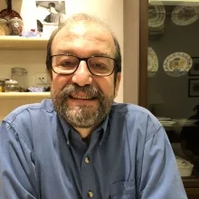 Doç. Dr. Nejat Işık — Beyin Ve Sinir Cerrahisi, Kadıköy, İstanbul. Portre fotoğrafı.