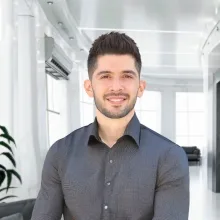 Fzt. Erkam Güler — Fizyoterapi Ve Rehabilitasyon. Portre fotoğrafı.