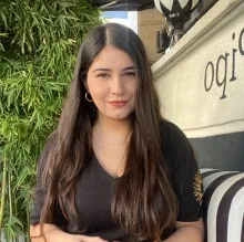 Psk. Hazal Öniz — Psikoloji, Adana. Portre fotoğrafı.