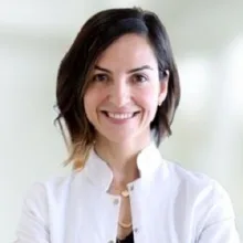 Op. Dr. Ayşe Bilge — Göz Hastalıkları, İstanbul. Portre fotoğrafı.