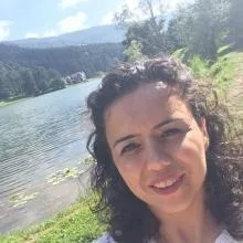 Uzm. Fzt. Esra Cömert — Fizyoterapi Ve Rehabilitasyon, Bursa. Portre fotoğrafı.