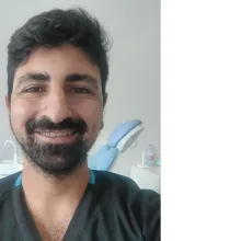Dt. Güven Doğan — Diş Hekimi, Mersin. Portre fotoğrafı.