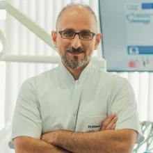 Dt. Bülent Hasan Yılmaz — Diş Hekimi, Trabzon. Portre fotoğrafı.