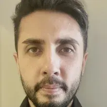 Dr. Öğr. Üyesi Hamdi Sarı — Ağız Diş Ve Çene Cerrahisi, Denizli. Portre fotoğrafı.