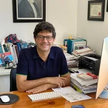 Uzm. Dr. Sadık Yılmaz — Dermatoloji, Antalya. Portre fotoğrafı.