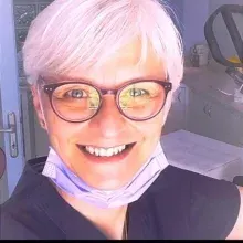 Dr. Dt. Müge Sandıkçıoğlu — Ortodonti, İzmir. Portre fotoğrafı.