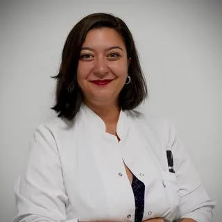 Uzm. Dr. Yasemin Karakaptan — Nöroloji, İzmir. Portre fotoğrafı.