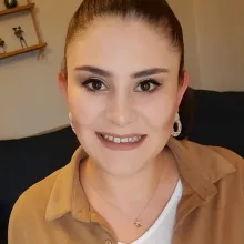 Psk. Cansu Şafak Gürkan — Psikoloji, İzmir. Portre fotoğrafı.
