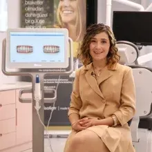 Dr. Dt. Neslihan Özyörük Yıldırım — Adana. Portre fotoğrafı.