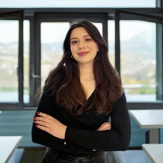 Dkt. Feyza Nur Güneş — Dil ve Konuşma Terapisi, Eskişehir. Portre fotoğrafı.