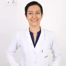 Op. Dr. Arzu Öz — Kulak Burun Boğaz, İstanbul. Portre fotoğrafı.