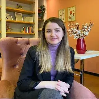 Uzm. Dr. Rümeysa Alaca — Çocuk ve Ergen Psikiyatrisi, İstanbul. Portre fotoğrafı.