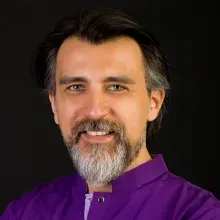Dr. Dt. Kerem Aşkın — Antalya. Portre fotoğrafı.