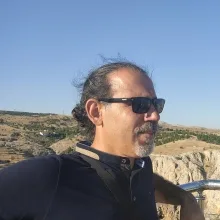 Doç. Dr. Fahri Sezer — Psikolojik Danışma ve Rehberlik, Balıkesir. Portre fotoğrafı.