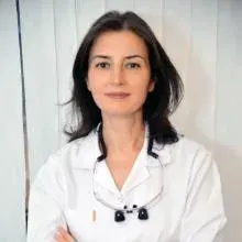 Dt. Funda Korkmaz — Diş Hekimi, İstanbul. Portre fotoğrafı.