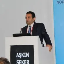 Doç. Dr. Aşkın Şeker — Beyin Ve Sinir Cerrahisi, İstanbul. Portre fotoğrafı.