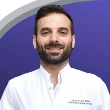 Op. Dr. Melih Arif Közen — Kulak Burun Boğaz, İzmir. Portre fotoğrafı.