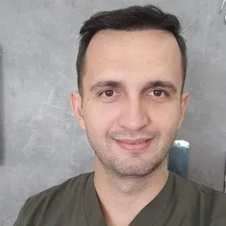 Dt. Eray Çoban — Diş Hekimi, Balıkesir. Portre fotoğrafı.