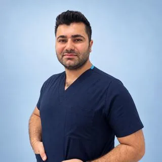 Dt. Emin Akdağcık — Diş Hekimi, Mersin. Portre fotoğrafı.