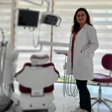 Dt. Rabia Özcan — Diş Hekimi, Muğla. Portre fotoğrafı.