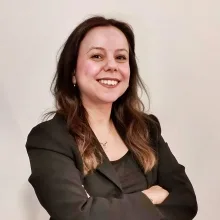 Kl. Psk. Hazal Yalman Öztürk — Psikoloji, İzmir. Portre fotoğrafı.