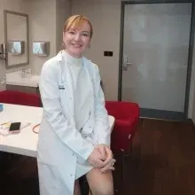 Uzm. Dr. Gamze Avcı — Çocuk Sağlığı Ve Hastalıkları, Çiğli, İzmir. Portre fotoğrafı.