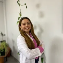 Dyt. Ece Karabay — Diyetisyen, Uşak. Portre fotoğrafı.