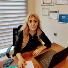 Uzm. Dr. Öznur Ateş — Psikiyatri, İstanbul. Portre fotoğrafı.