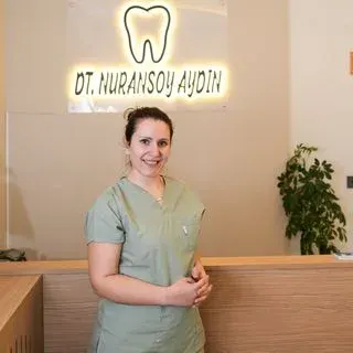 Dt. Nuran Nuransoy — Diş Hekimi, Balıkesir. Portre fotoğrafı.