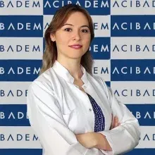 Uzm. Dr. Şule Albayrak — Dermatoloji, Beşiktaş, İstanbul. Portre fotoğrafı.