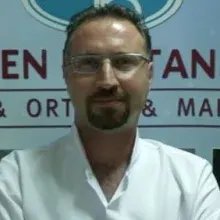 Op. Dr. Emre Korkmaz — Beyin Ve Sinir Cerrahisi. Portre fotoğrafı.