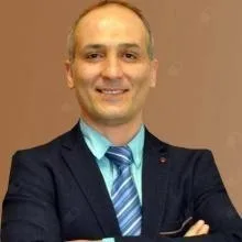 Uzm. Dr. Aykan Akar — Beyin Ve Sinir Cerrahisi. Portre fotoğrafı.