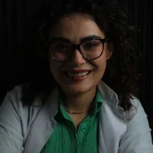 Dt. Ayşe İpek Özden — Diş Hekimi. Portre fotoğrafı.