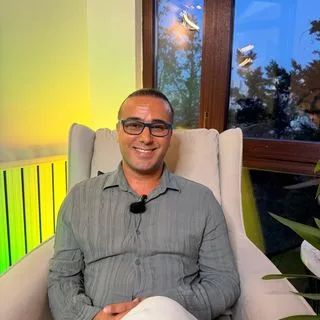 Uzm. Dr. Umut Balatacı — Çocuk ve Ergen Psikiyatrisi, Bakırköy, İstanbul. Portre fotoğrafı.