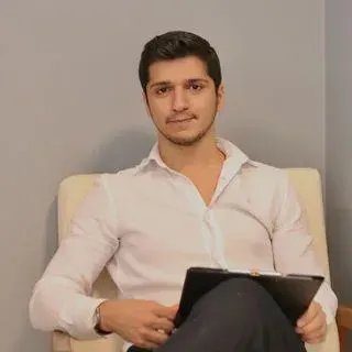 Psk. Atakan Karapolat — Psikoloji, İzmir. Portre fotoğrafı.