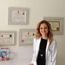 Dr. Dt. Pınar Saatci — İzmir. Portre fotoğrafı.