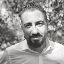 Uzm. Psk. Emirhan Karaduman — Psikoloji, İstanbul. Portre fotoğrafı.