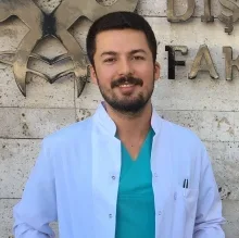 Dt. Fatih Cömert — Diş Hekimi. Portre fotoğrafı.