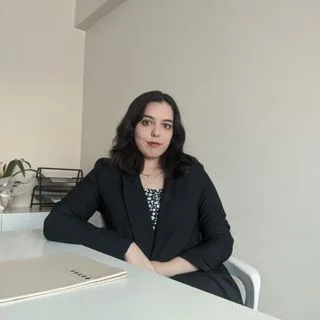 Psk. İrem Tan — Psikoloji. Portre fotoğrafı.