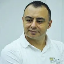 Dt. Korhan Korkmaz — Diş Hekimi, Başakşehir, İstanbul. Portre fotoğrafı.