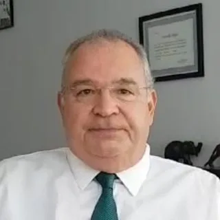 Prof. Dr. Ş. Erol Güntekin — Üroloji, Antalya. Portre fotoğrafı.