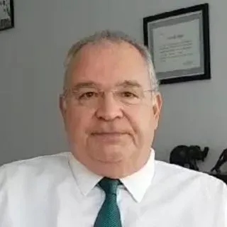 Prof. Dr. Ş. Erol Güntekin — Üroloji, Antalya. Portre fotoğrafı.