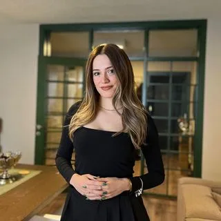 Dkt. Seray Hanım Çaka — Dil ve Konuşma Terapisi. Portre fotoğrafı.