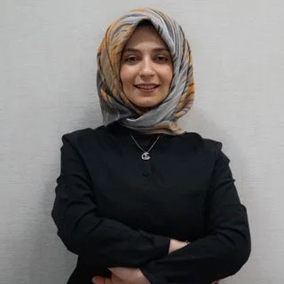 Uzm. Dt. Hacer Sena Çelik — Diyarbakır. Portre fotoğrafı.