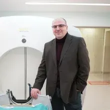 Doç. Dr. Mehmet Osman Akçakaya — Beyin Ve Sinir Cerrahisi, İstanbul. Portre fotoğrafı.