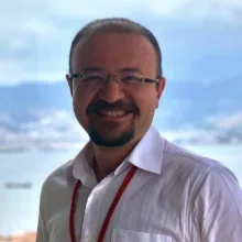 Op. Dr. Ahmet Savran — İzmir. Portre fotoğrafı.