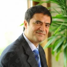 Doç. Dr. Serkan Yıldırım — Plastik Rekonstrüktif Ve Estetik Cerrahi, İstanbul. Portre fotoğrafı.