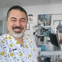 Dt. İsmail Eren — Diş Hekimi, Aydın. Portre fotoğrafı.